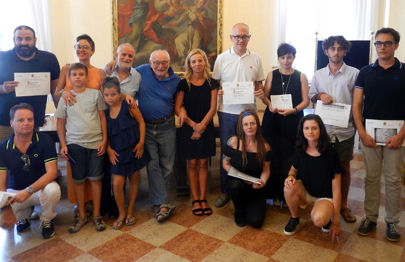 Una cartolina speciale in spiaggia a Civitanova, sotto ogni ombrellone