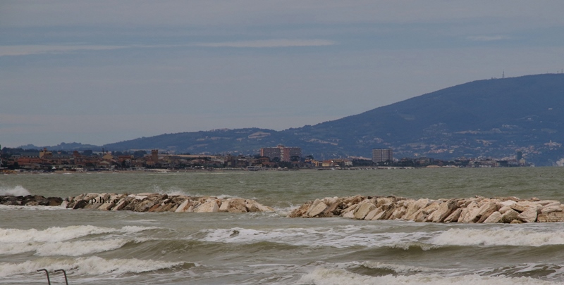 Nuove scogliere nel mare di Civitanova