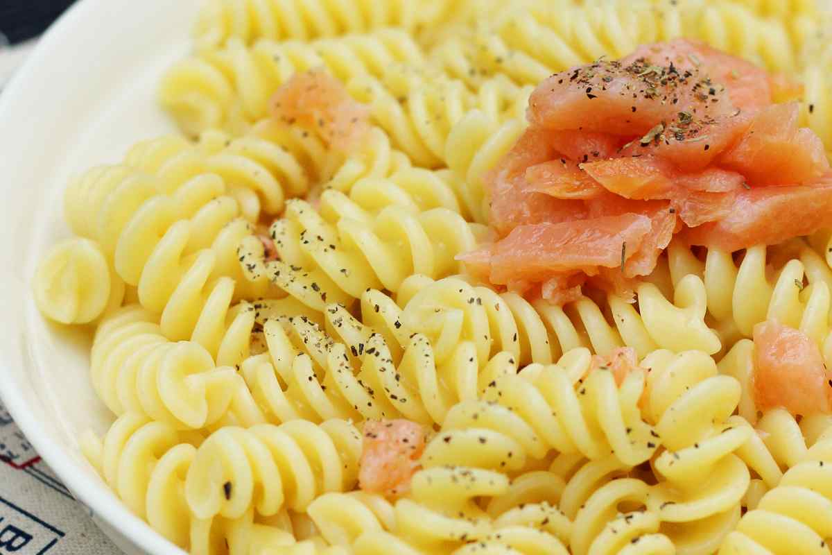 Pasta fredda variante salmone ricetta